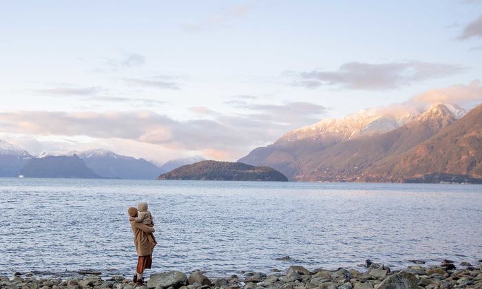 Mutter mit Kind am Fjord
